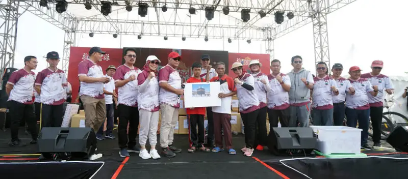 Guru dan Siswa Ini Dapat Hadiah Umrah dan Jalan Sehat