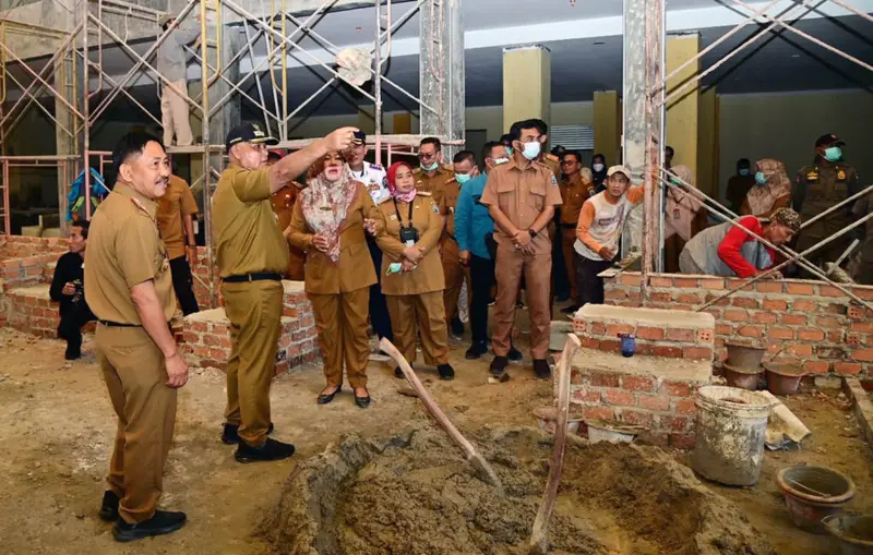 Bupati Nanang Tinjau Pembangunan Pasar Natar
