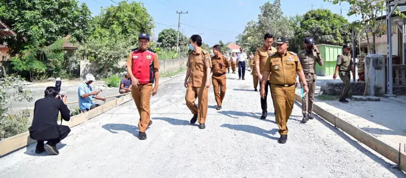 Bupati Lamsel Cek Pembangunan Jalan Rigid Beton