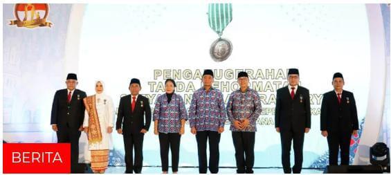 Bupati Lamsel dan Ketua PKK Raih Penghargaan dari Presiden Jokowi