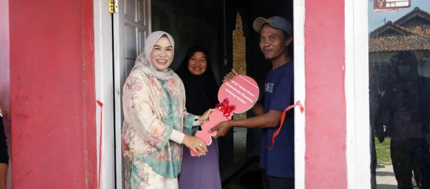Selesai Dibedah, Rumah Warga Kecamatan Way Panji Diserahkan ke Pemilik