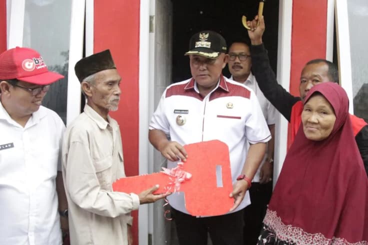 Bupati Lampung Selatan Resmikan Hasil Bedah Rumah di Desa Legundi Ketapang