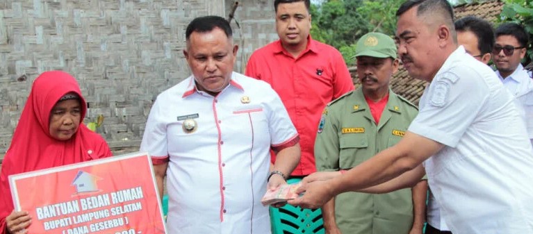Dapat Bantuan Bedah Rumah Program Geserbu, Warga Sumur Kumbang Ucap Syukur