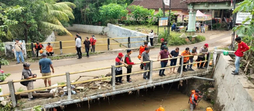 Bupati Nanang Ermanto Tinjau Lokasi Terdampak Banjir di Desa Hajimena