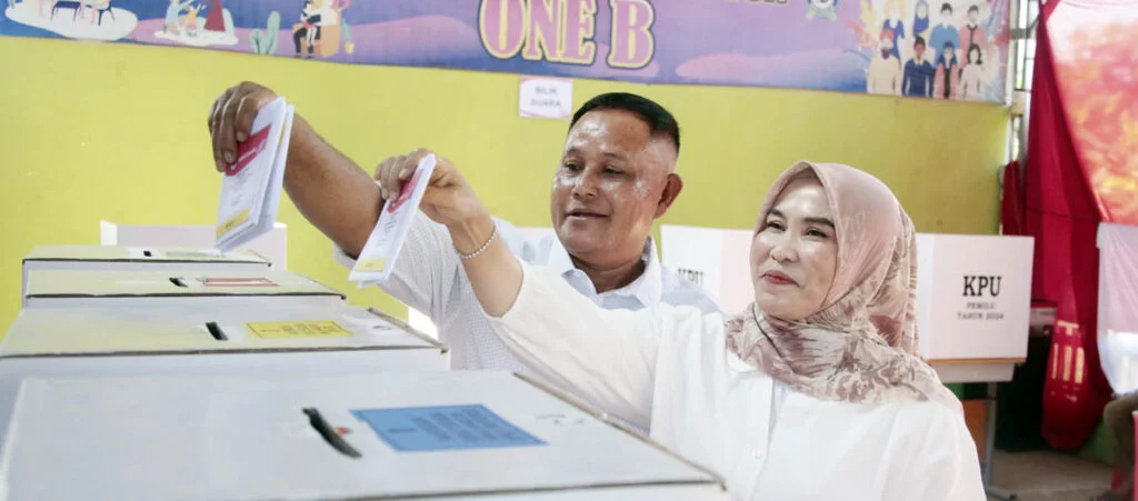 Beri Pesan Jangan Golput, Nanang Ermanto dan Istri Nyoblos di TPS 001 Desa Way Galih