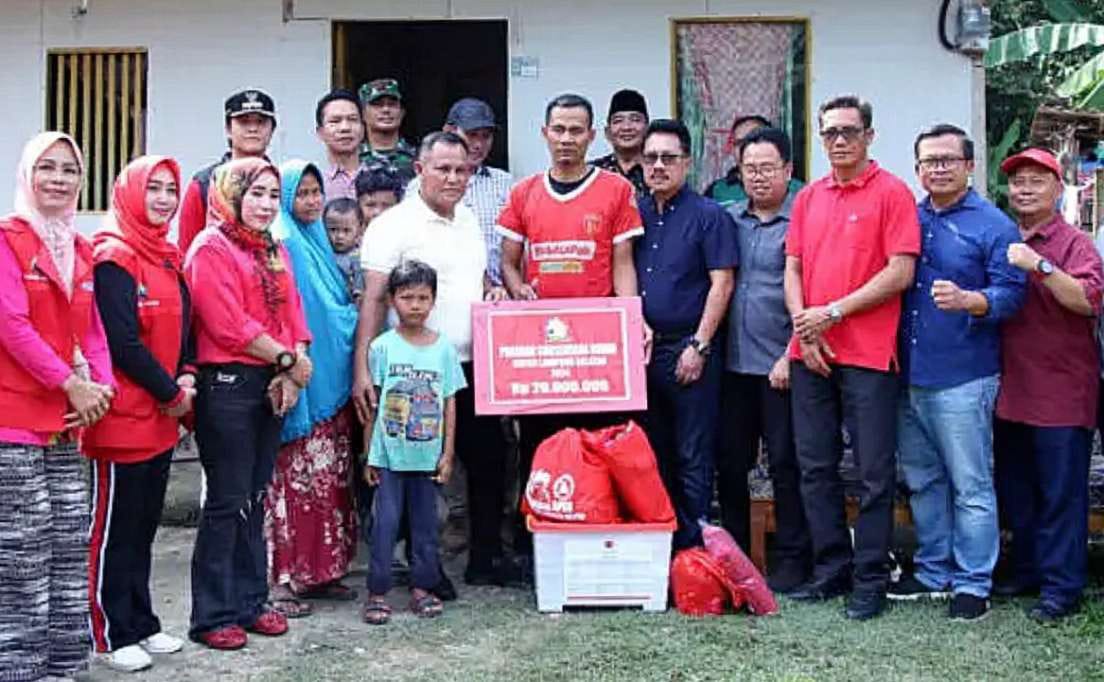 Nanang Ermanto Kembali Memberikan Bantuan 6 Unit Bedah Rumah di Jati Agung Bupati Lamsel