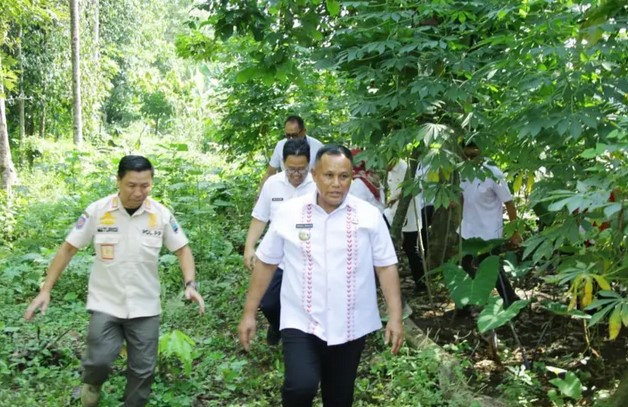 Jalan Kaki Lewati Kebun Becek, Nanang Salurkan Bantuan Kepada Korban Kebakaran