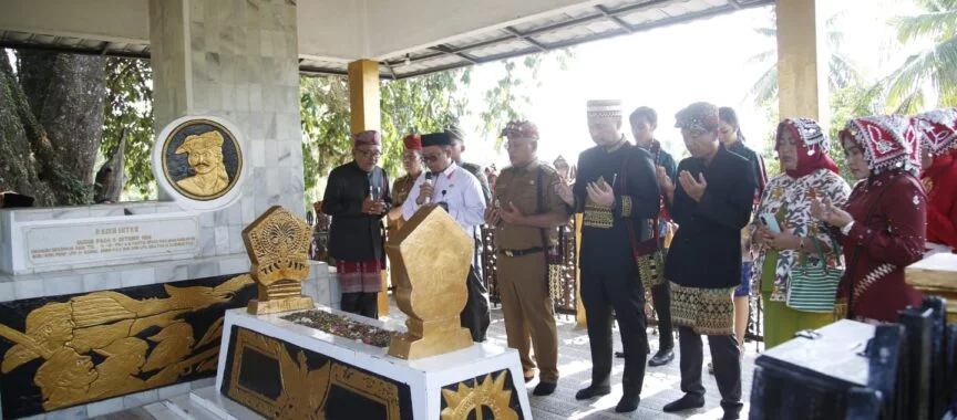 Bupati Lampung Selatan Lakukan Ziarah Dan Tabur Bunga di Makam Raden Inten II