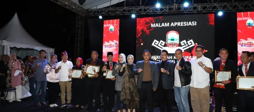 Malam Apresiasi Penganugrahan, Bupati Nanang Ermanto Serahkan Piagam Penghargaan Kepada Desa Dan Kecamatan